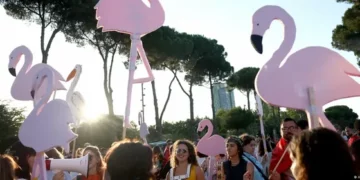 Çfarë po e mban gjallë protestën në Shqipëri? Flasin për DW Artan Fuga dhe Blendi Kajsiu