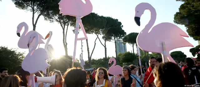 Çfarë po e mban gjallë protestën në Shqipëri? Flasin për DW Artan Fuga dhe Blendi Kajsiu