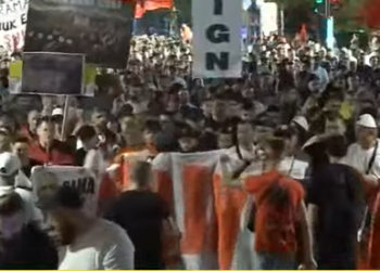 Protestuesit marshojnë nëpër rrugët e Tiranës. Qytetarët: Nuk ka diskutim