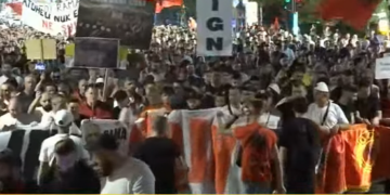 Protestuesit marshojnë nëpër rrugët e Tiranës. Qytetarët: Nuk ka diskutim