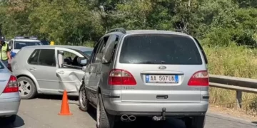 Dy të plagosur nga përplasja e automjeteve në rrugën Fier-Levan