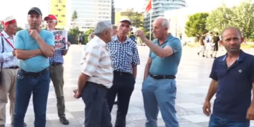 Dita e 30-të e protestës/ “Rama jepe dorëheqjen!”, nis marshimi në sheshin “Skënderbej”