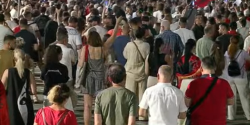 “Nesër në orën 10 para Parlamentit”/ Mbyllen fjalimet para Kryeministrisë, qytetarët nisin marshimin