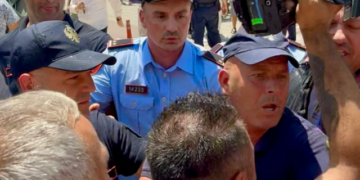Dhuna e Policisë para Kuvendit/ POLITICO: Përshkallëzohet protesta, reagojnë eurodeputetët