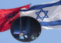 Pamjet/ Një vajzë me maskë shkul flamurin e Izraelit te ambasada në Tiranë