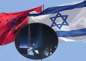 Pamjet/ Një vajzë me maskë shkul flamurin e Izraelit te ambasada në Tiranë