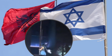 Pamjet/ Një vajzë me maskë shkul flamurin e Izraelit te ambasada në Tiranë
