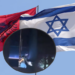 Pamjet/ Një vajzë me maskë shkul flamurin e Izraelit te ambasada në Tiranë