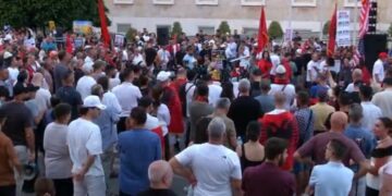 ‘Ne kemi fuqinë ta hedhim Edi Ramën’, protestuesja: Kërkesat tona t’i realizojmë me referendum