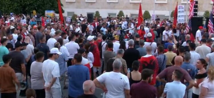 ‘Ne kemi fuqinë ta hedhim Edi Ramën’, protestuesja: Kërkesat tona t’i realizojmë me referendum