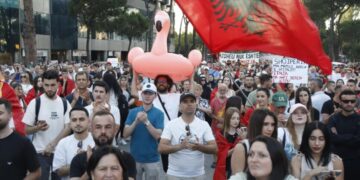 Protestuesit vazhdojnë marshimin, qytetaret i mbështesin nga pallatet