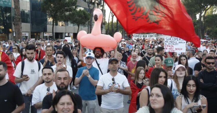 Protestuesit vazhdojnë marshimin, qytetaret i mbështesin nga pallatet