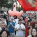 Protestuesit vazhdojnë marshimin, qytetaret i mbështesin nga pallatet
