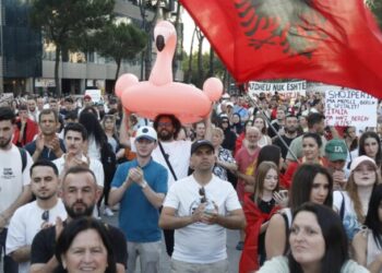 ‘PD, PS këlysha komunistësh’! Marshimi masiv i protestuesve