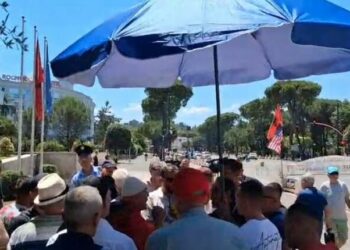 Protestuesit qëndrojnë para Kryeministrisë! Vendosin çadër dielli, ndërhyn policia