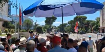 Protestuesit qëndrojnë para Kryeministrisë! Vendosin çadër dielli, ndërhyn policia