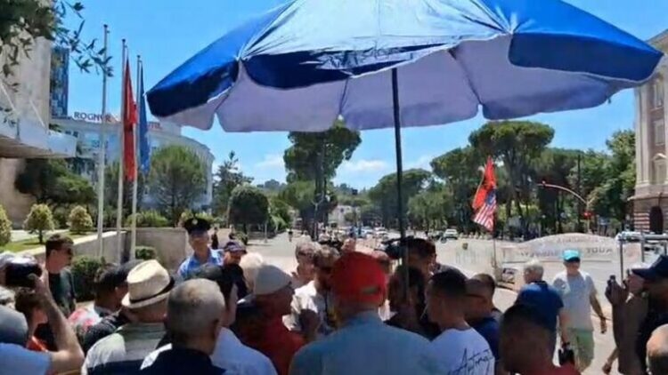 Protestuesit qëndrojnë para Kryeministrisë! Vendosin çadër dielli, ndërhyn policia