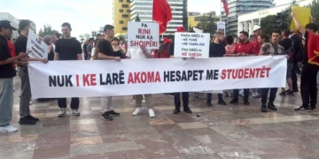 Qytetarët me pankarta në duar drejt Kryeministrisë: Nuk i ke larë hesapet me studentët