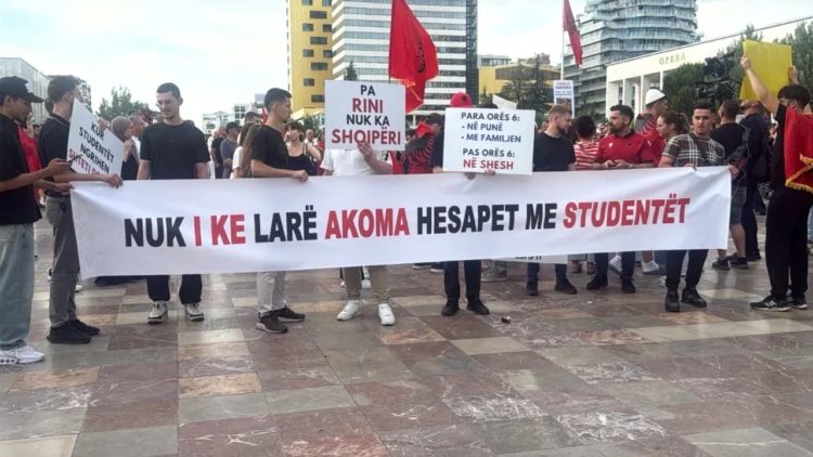 Qytetarët me pankarta në duar drejt Kryeministrisë: Nuk i ke larë hesapet me studentët