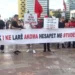 Qytetarët me pankarta në duar drejt Kryeministrisë: Nuk i ke larë hesapet me studentët