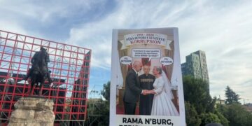 Protestuesit nuk i ndahen Berishës me parulla/ Organizatori Arben Kola: Lëvizja s’është vetëm kundër Ramës…