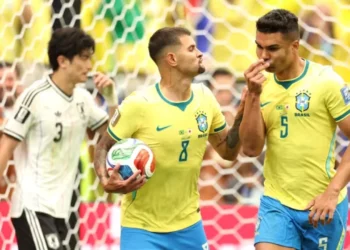 Nga ferri në parajsë, Brazili mund Japoninë në frymën e fundit dhe kualifikohet në 1/8-at