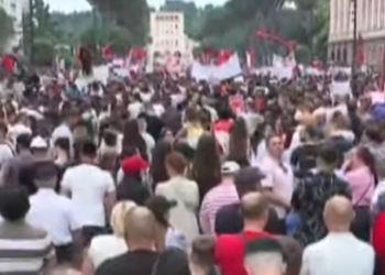 “Duan të na sabotojnë”/ Protestuesja thirrje qytetarëve: Patronazhistët janë mes nesh duke provokuar dhunë