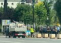 Policia përplaset me protestuesit, sekuestrohen stolat që përdoreshin si kordon te podiumi