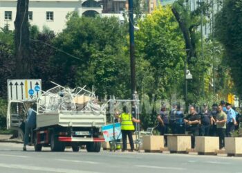 Policia përplaset me protestuesit, sekuestrohen stolat që përdoreshin si kordon te podiumi
