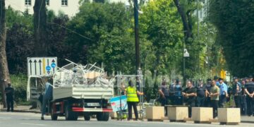 Policia përplaset me protestuesit, sekuestrohen stolat që përdoreshin si kordon te podiumi
