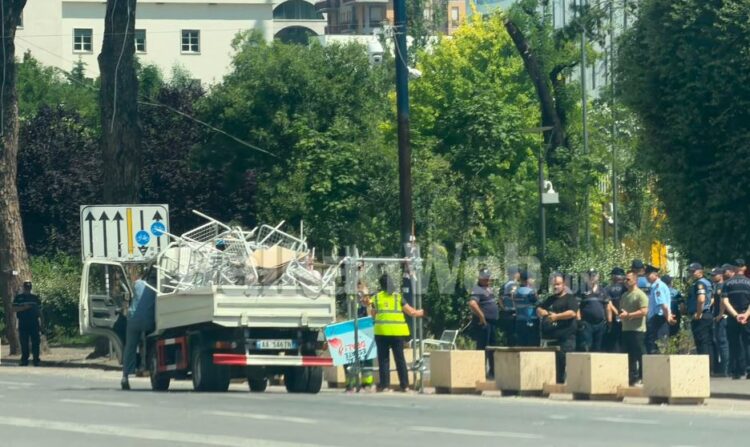 Policia përplaset me protestuesit, sekuestrohen stolat që përdoreshin si kordon te podiumi