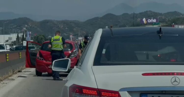 Përplasje e trefishtë në autostradën Durrës–Tiranë, lëndohen dy persona