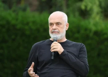Ramën e lëshojnë nervat dhe shan shqiptarët në median e huaj: Protestuesve u them “F*ck you”!