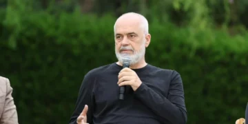Ramën e lëshojnë nervat dhe shan shqiptarët në median e huaj: Protestuesve u them “F*ck you”!