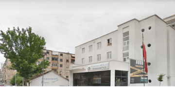 Rrëmbyen klienten dhe goditën policinë një dyqan elektroshtëpiakesh në Tiranë