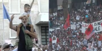 Ish-komisari Krenar Ahmeti i bashkohet protestës: Mos e lëshoni frontin…!