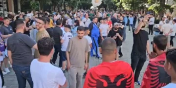 PD i bashkohet protestës për Zvërnecin, zbulohet SMS e shpërndarë nga degët