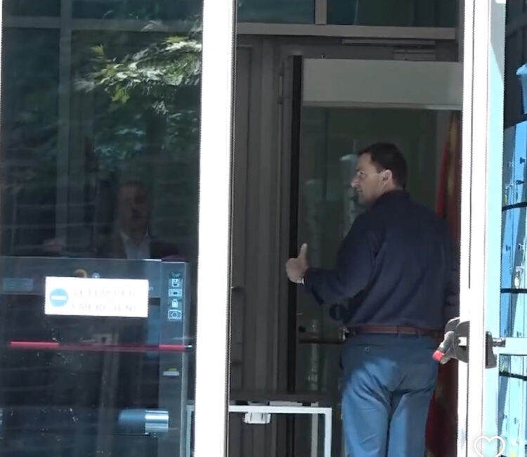 Bashkia Himarë si taverna e Vangjel Tavos, 3.5 MLD lekë pa garë/ Simon Çipa i skeduar nga KLSH për mashtrime, merr super tenderin pa plotësuar dy kritere