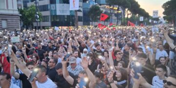 “Shqipëria nuk është në shitje”! Mijëra vetë para Kryeministrisë, thërrasin: “Dorëheqje”!