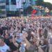 “Shqipëria nuk është në shitje”! Mijëra vetë para Kryeministrisë, thërrasin: “Dorëheqje”!