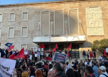 “Turp, turp. S’ka dialog”, protestuesit ngrenë në këmbë Bulevardin: Shqipëria është e jona. Ju jeni hajdutë!