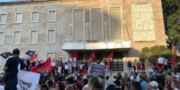 “Turp, turp. S’ka dialog”, protestuesit ngrenë në këmbë Bulevardin: Shqipëria është e jona. Ju jeni hajdutë!