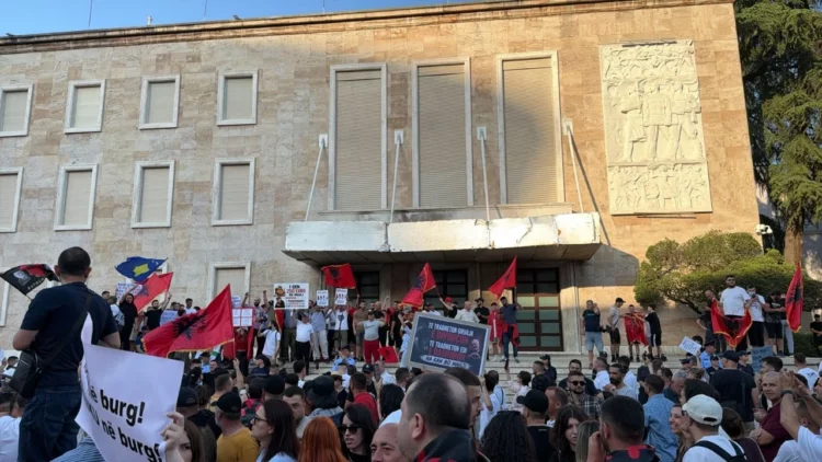“Turp, turp. S’ka dialog”, protestuesit ngrenë në këmbë Bulevardin: Shqipëria është e jona. Ju jeni hajdutë!