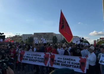 Shfaqet “grupi nismëtar” me 5 kërkesa para Kryeministrisë: Dorëheqje e Qeverisë dhe anulimi i Zvërnecit!
