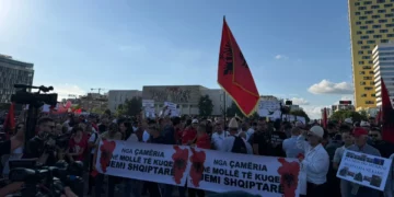 Shfaqet “grupi nismëtar” me 5 kërkesa para Kryeministrisë: Dorëheqje e Qeverisë dhe anulimi i Zvërnecit!