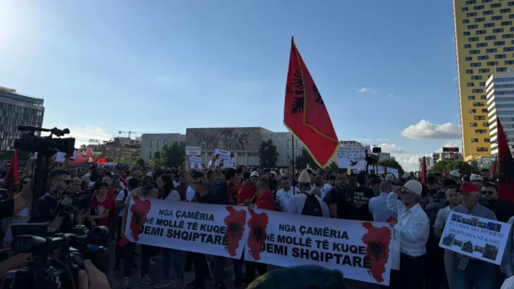 Shfaqet “grupi nismëtar” me 5 kërkesa para Kryeministrisë: Dorëheqje e Qeverisë dhe anulimi i Zvërnecit!