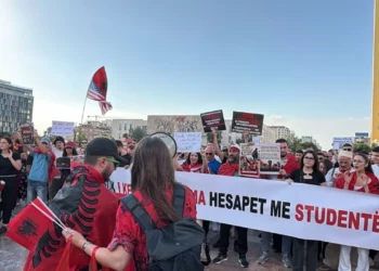 PD e përfshirë në tubim, por protestuesit nuk ndryshojnë qëndrim ndaj Berishës