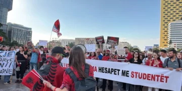 PD e përfshirë në tubim, por protestuesit nuk ndryshojnë qëndrim ndaj Berishës