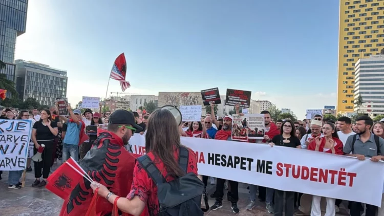 PD e përfshirë në tubim, por protestuesit nuk ndryshojnë qëndrim ndaj Berishës