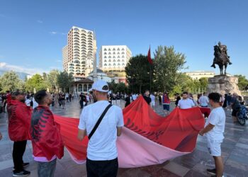 Dita 10/ Protestuesit e Zvërnecit mblidhen prapë në sheshin Skënderbej, nisen drejt Kryeministrisë
